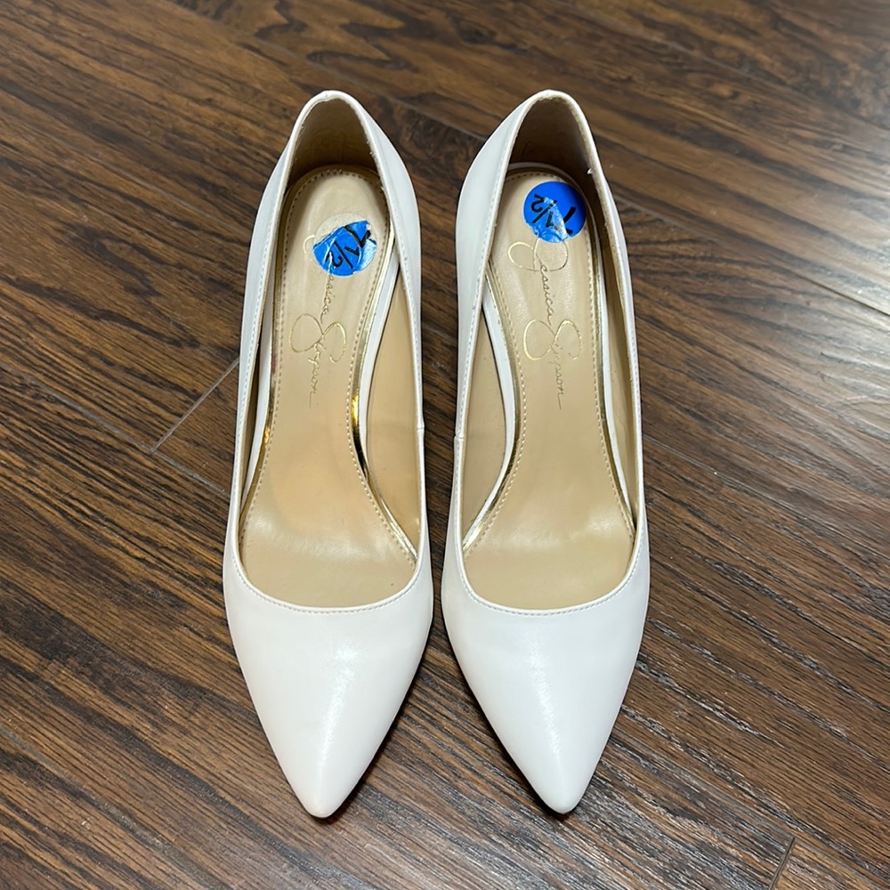 White faux leather close toed 3” heels